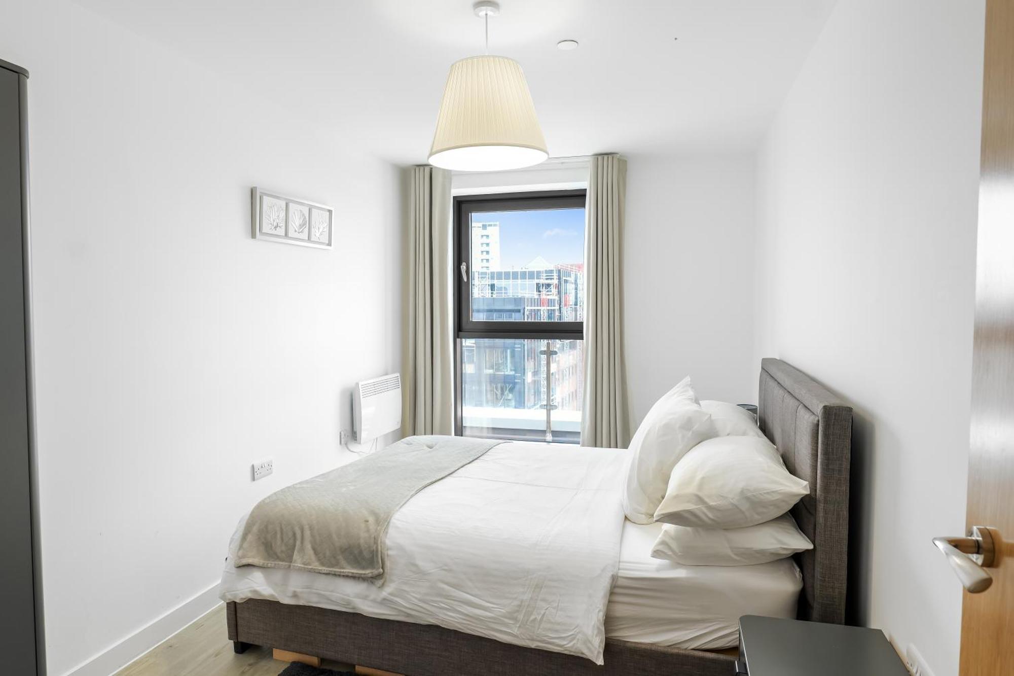 High Rise 2 Bedroom & 2 Bath Apartment With Parking, Balcony & Amazing View マンチェスター エクステリア 写真