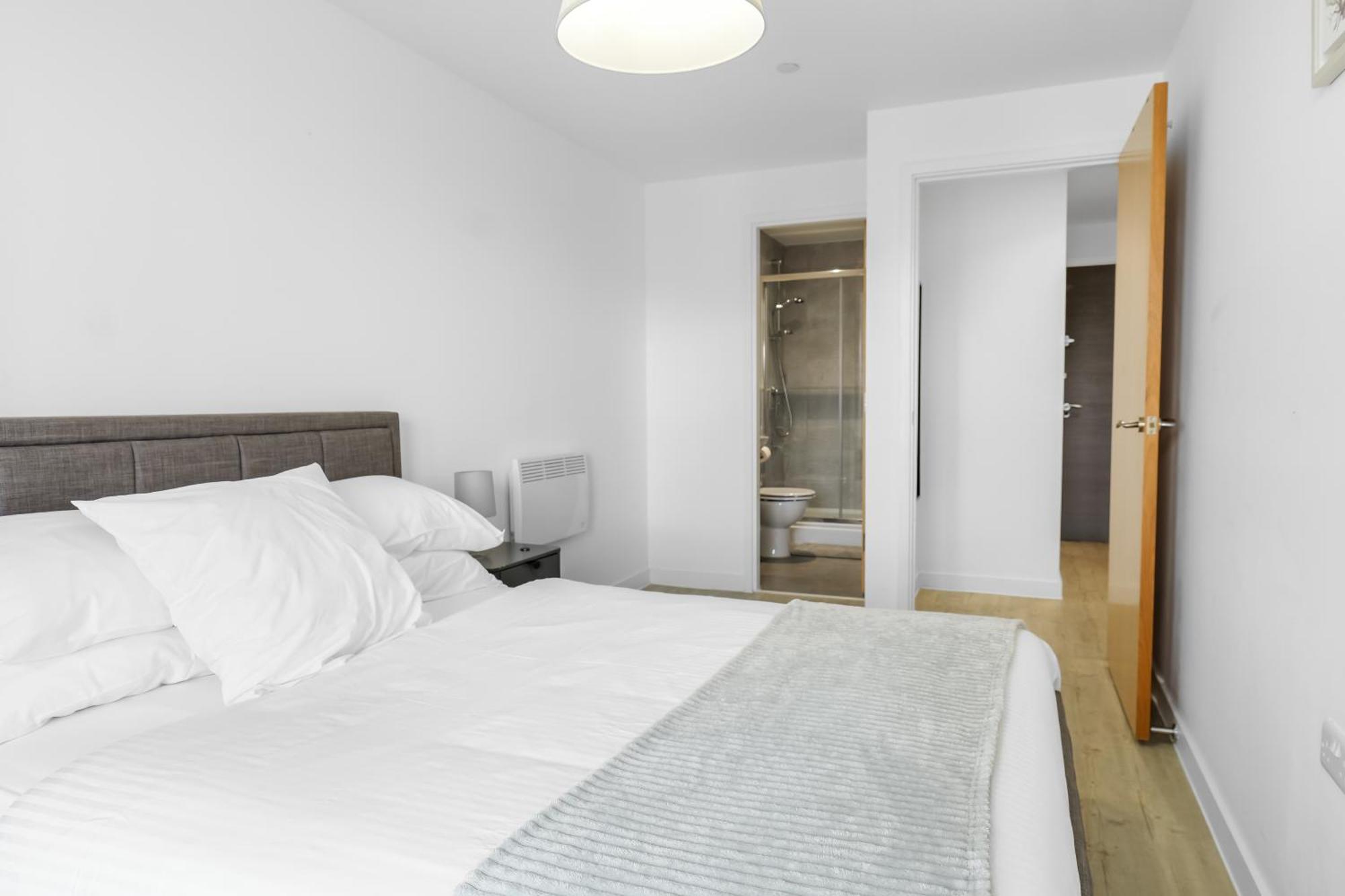 High Rise 2 Bedroom & 2 Bath Apartment With Parking, Balcony & Amazing View マンチェスター エクステリア 写真